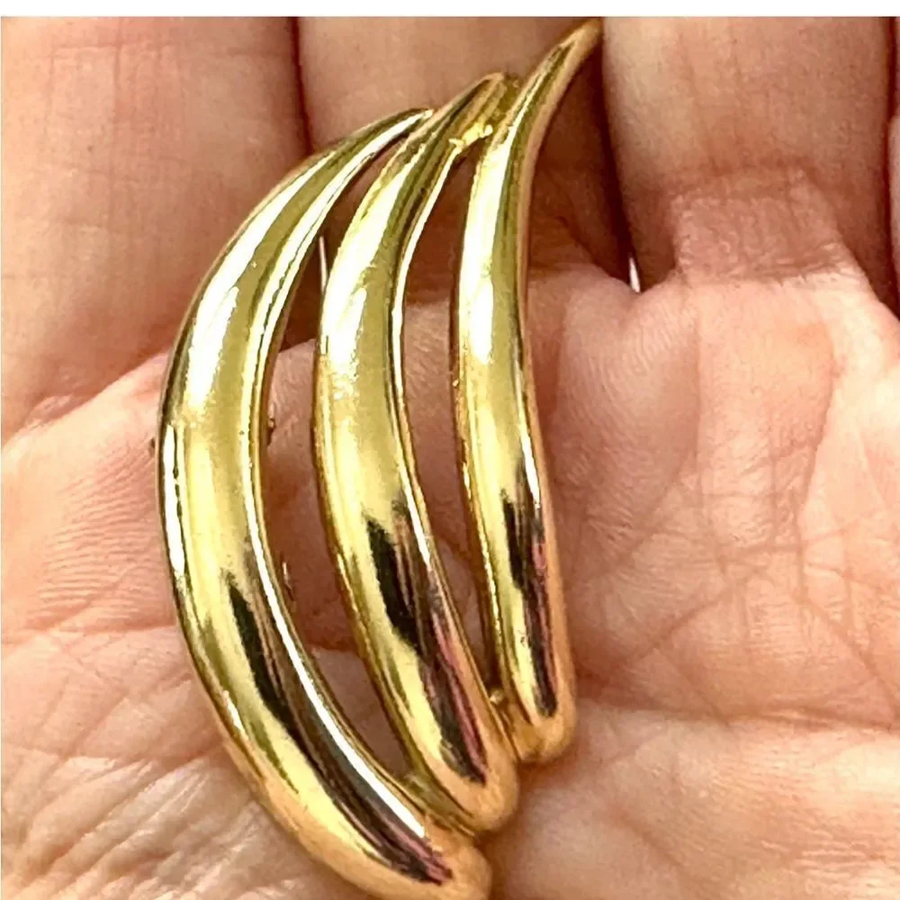 Gold tone brooch